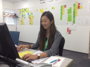 デスクワークに励む岩田選手