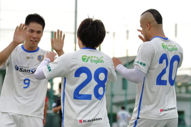 ゴール後　安田カベ冨岡