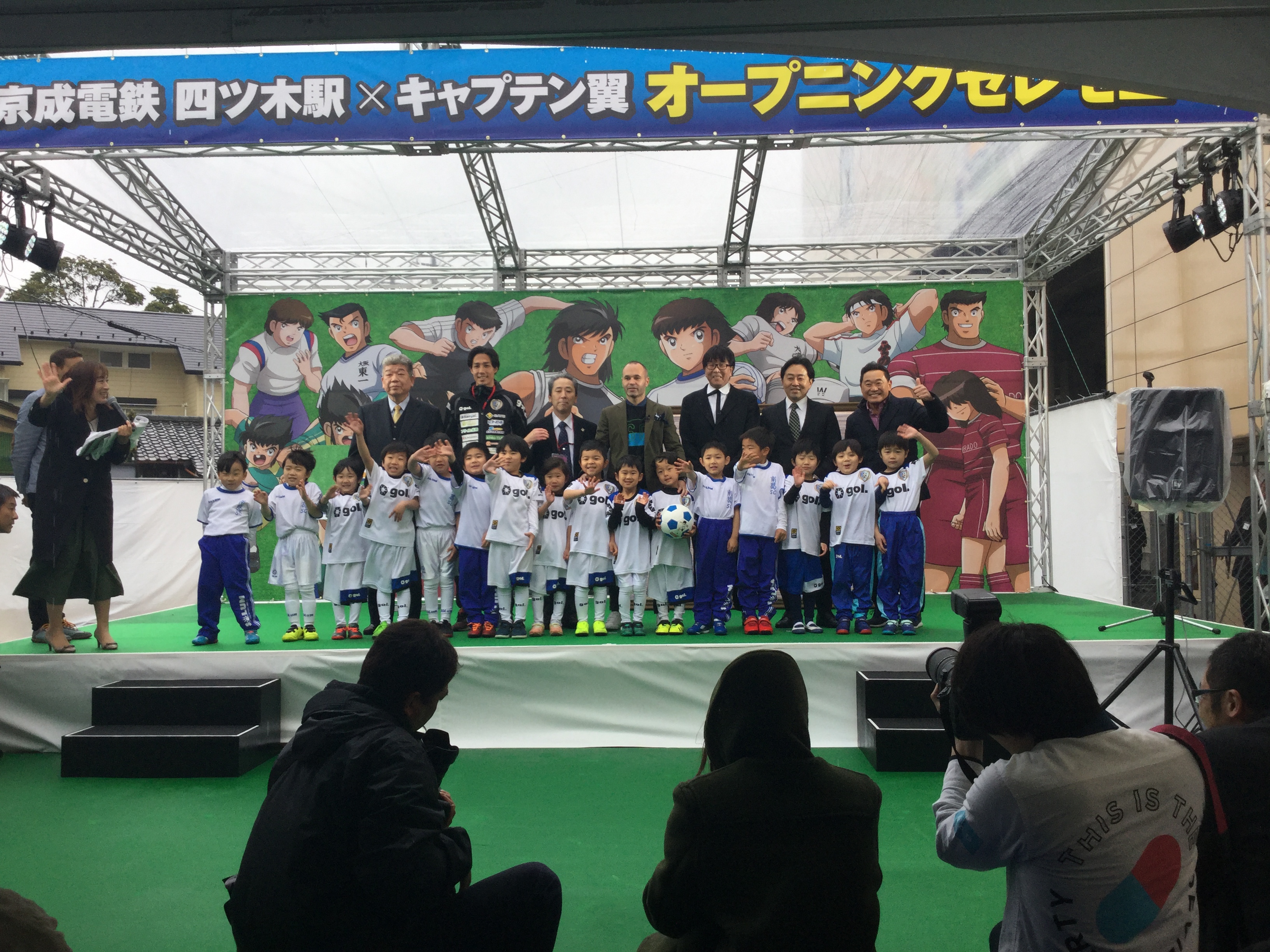 スクール生も登壇して高橋先生、イニエスタ選手と